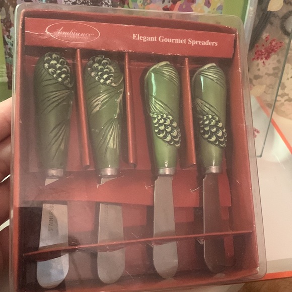 Green pine cone and needle art spreaders. - Picture 2 of 8